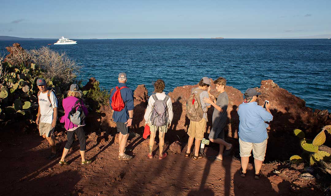 familias caminando en las islas ecogalaxy crucero a Galápagos