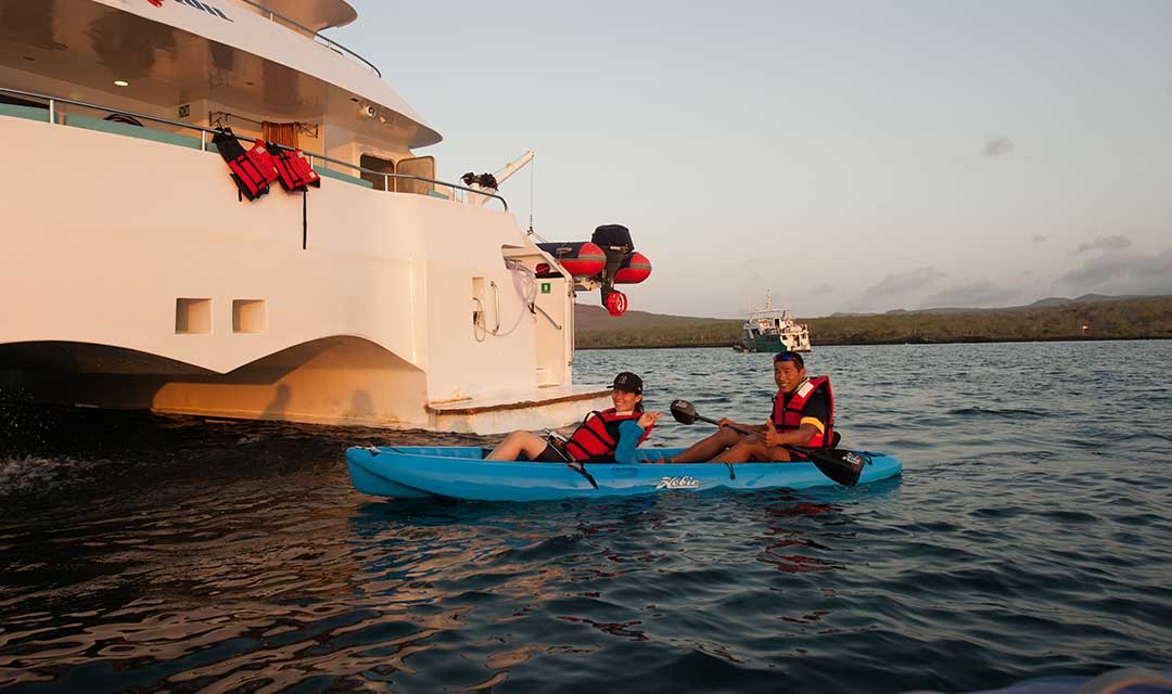 experiencia en deporte kayak ecogalaxy crucero a Galápagos