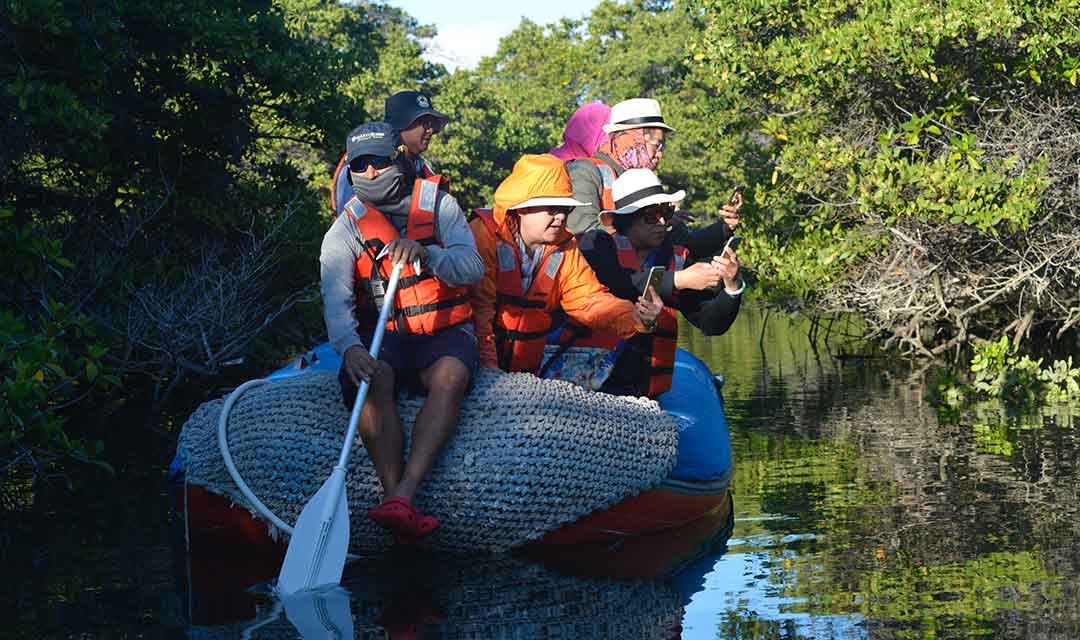 familias conociendo especies únicas panga ride ecogalaxy crucero a Galápagos