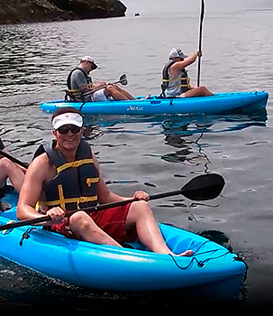 Pasajeros disfrutando del kayak en las islas galapagos de un crucero de lujo