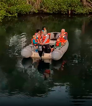 Pasajeros realizan panga ride cerca de las costas y manglares de galapagos en un crucero de lujo