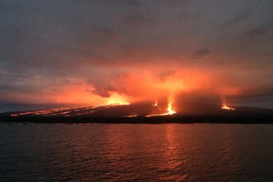 Erupción de volcán en las Islas Galápagos