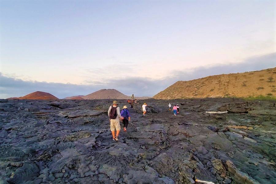 turistas caminando en isla Santiago, Galápagos